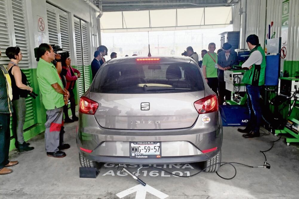 En el Estado de México hay 16 agencias automotrices que realizan la verificación de los vehículos de su marca (ARCHIVO EL UNIVERSAL)