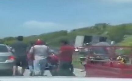 Vuelca camión cargado con galletas y pobladores realizan rapiña en Campeche