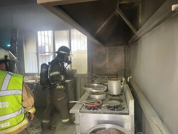 Desalojan a 2 mil 500 alumnos y maestros por incendio en cafetería de la Universidad de Sonora