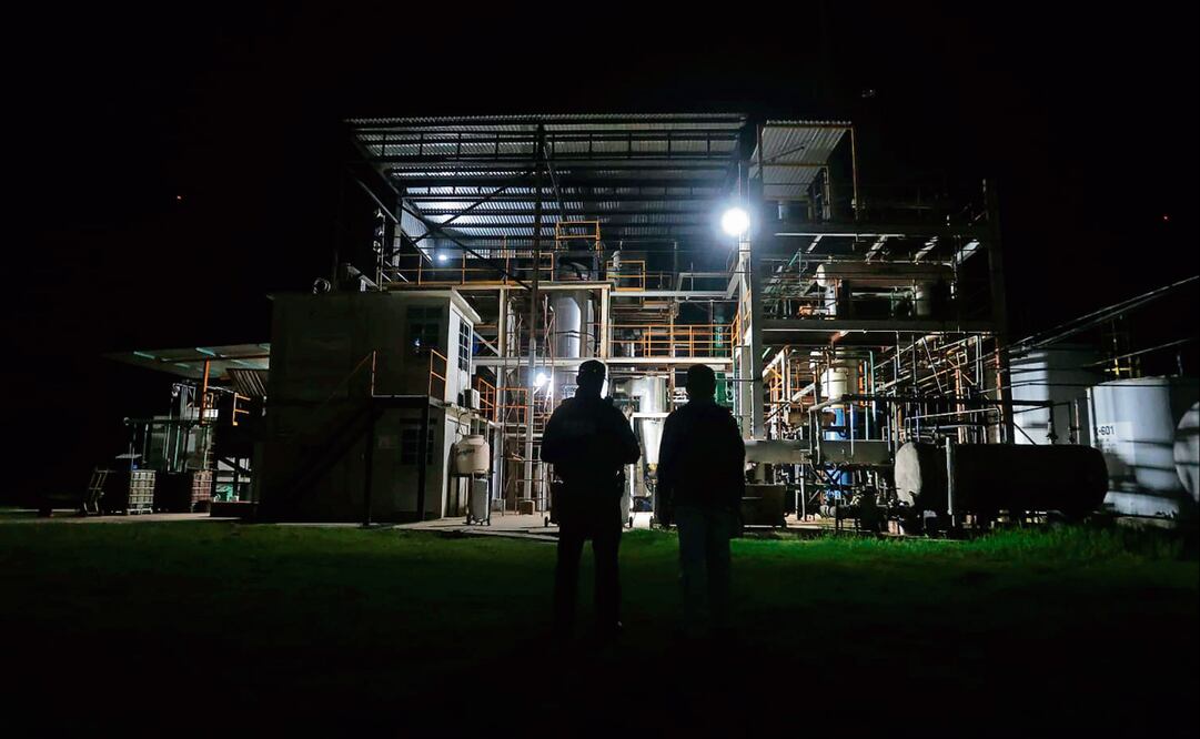 En el inmueble había cinco contenedores con capacidad para 80 mil litros de petróleo crudo y tres más instalados en un cerro. Foto: Gabriel Pano / EL UNIVERSAL