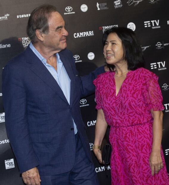 En medio de la pandemia, Oliver Stone inaugura cine flotante