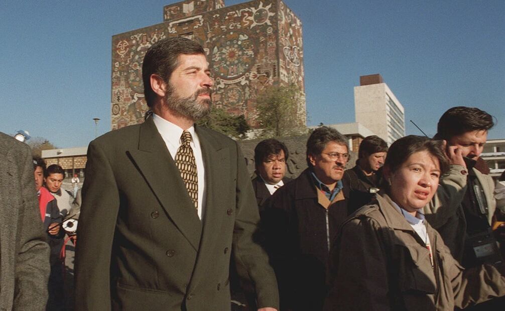 El doctor en psiquiatría y exsecretario de Salud de Ernesto Zedillo, Juan Ramón de la Fuente, asumió el cargo de rector de la UNAM el 17 de noviembre, en pleno paro de actividades. Su principal interés fue la resolución del conflicto. Foto: David de la Paz/AP.
