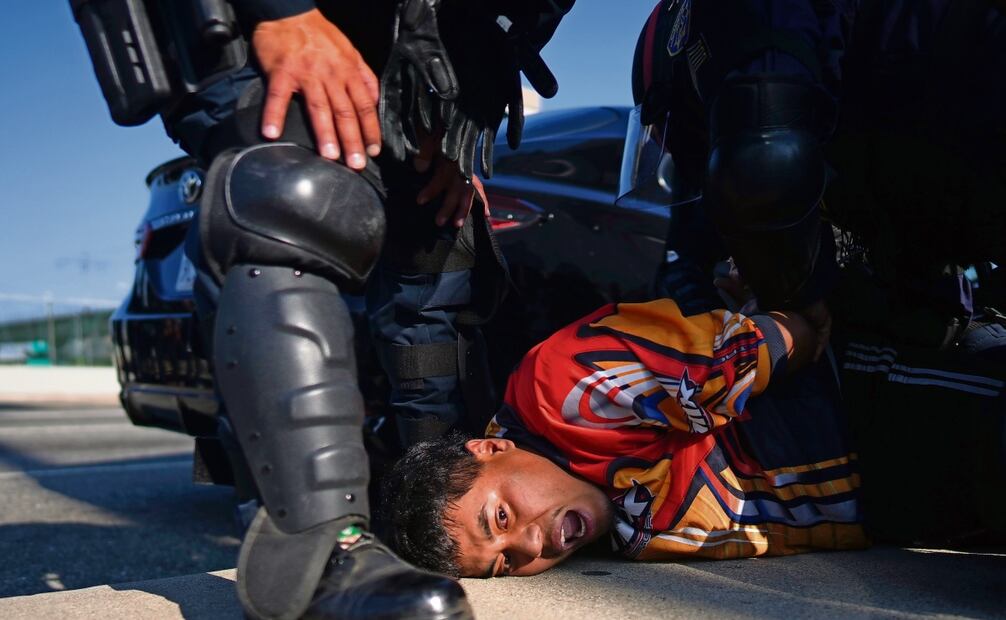 Un manifestante es arrestado en la vía California Patrol, cerca del edificio federal, en el centro de Los Ángeles, durante protestas contras las redadas migratorias. Foto: Eric Thayer / AP
