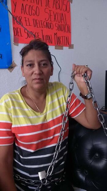 Denuncia acoso sexual y se encadena como protesta