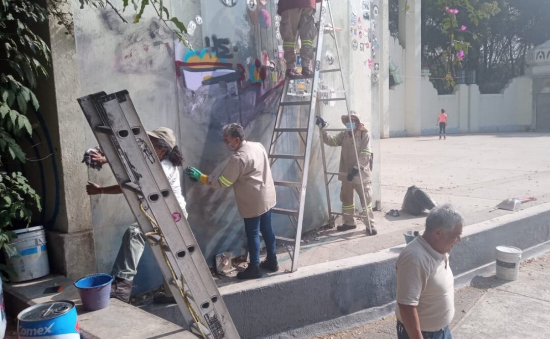 Detienen a dos personas que pintaron mural en Foro Lindbergh en el Parque México. Foto: X @AlessandraRdlv
