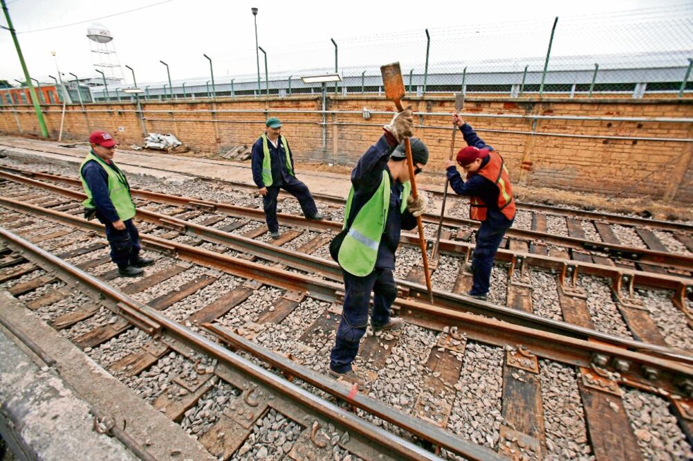 Los trabajos de renivelación terminarán hoy. Autoridades del STE informan que las vías que van de Tasqueña y El Vergel tienen más de 100 años de antigüedad y anteriormente formaban parte de una red de tranvías (YADIN XOLALPA. EL UNIVERSAL)