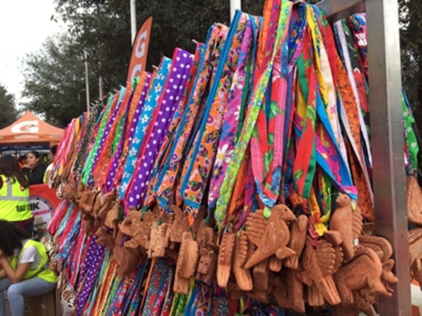 Tarahumara ganador de maratón diseña su propia medalla