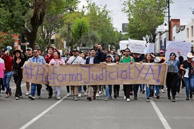 Estudiantes de 13 estados marchan a favor de reforma