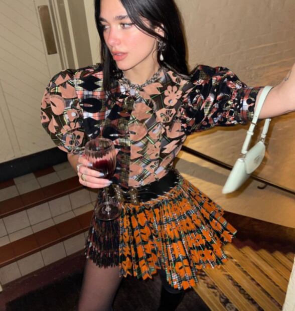 Dua Lipa trae de vuelta la tendencia de las faldas tableadas