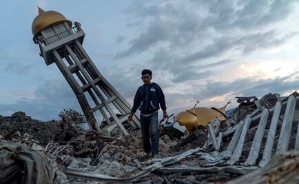 Van mil 424 muertos por sismo en Indonesia; llega ayuda internacional