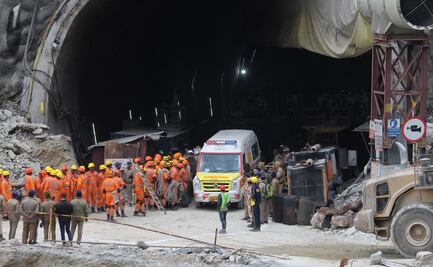 Rescatan a los 41 trabajadores atrapados en un túnel en India