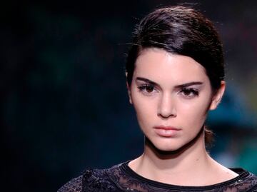 Kendall Jenner causa polémica en redes por foto con exagerada delgadez