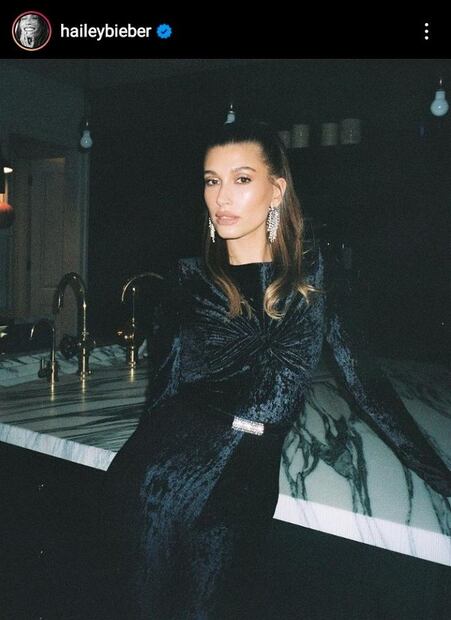 Hailey Bieber celebró su cumpleaños con sexy traje de terciopelo