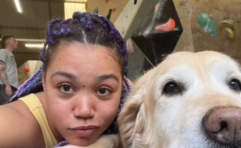 Actriz de "Bridgerton" revela que está internada en un hospital psiquiátrico