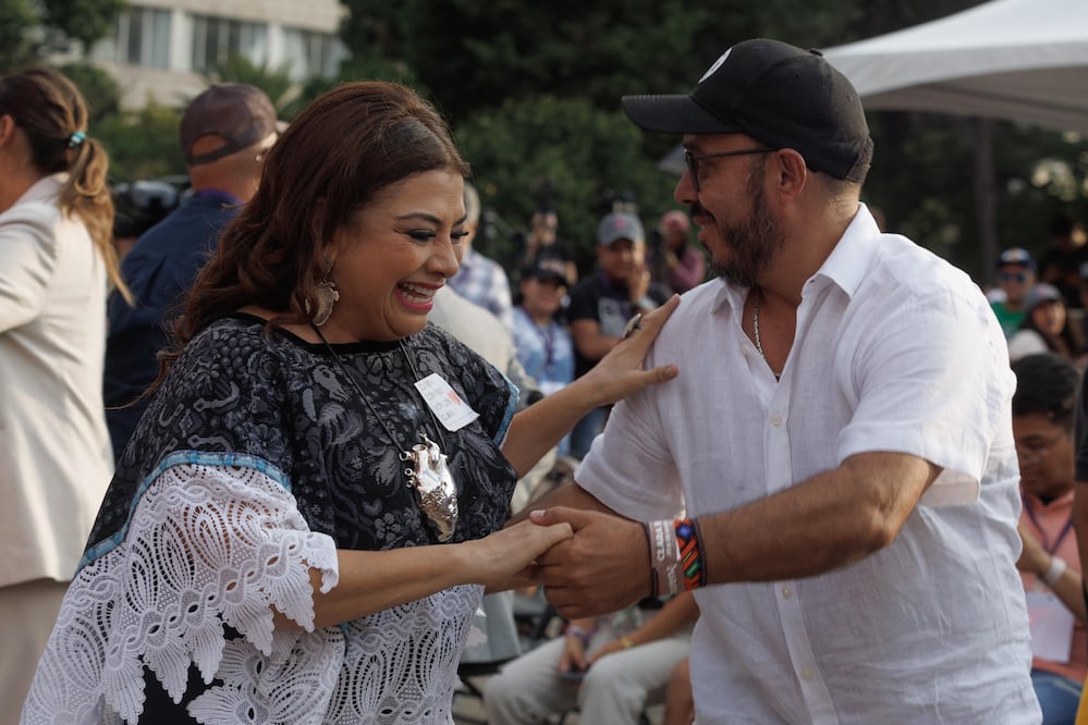 La Jefa de Gobierno electa Clara Brugada se une al Gran Baile de la Victoria al ritmo de Son 14. (Foto: Yaretzy M. Osnaya | EL UNIVERSAL)