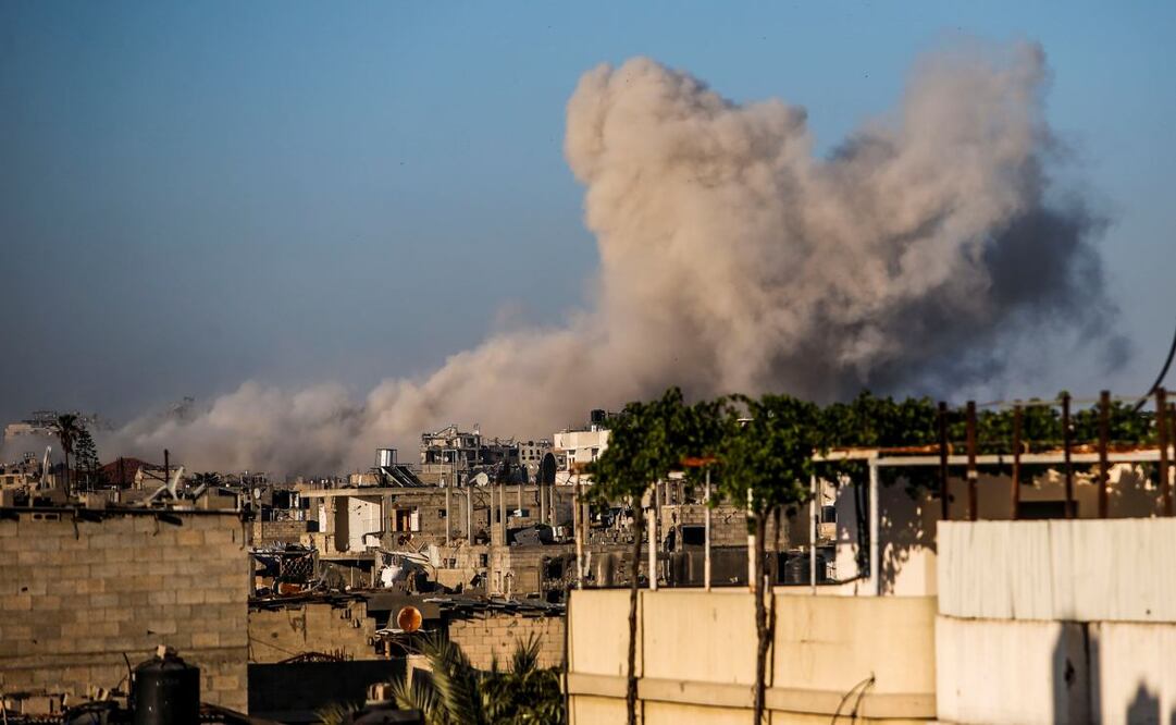 Imagen del 24 de mayo de 2025 de humo elevándose después de un ataque aéreo israelí, en el campamento de refugiados de Jabalia, en el norte de la Franja de Gaza. Al menos 32 palestinos murieron en ataques aéreos israelíes en múltiples áreas de la Franja de Gaza el sábado, de acuerdo con la Defensa Civil de Gaza. Foto: Xinhua