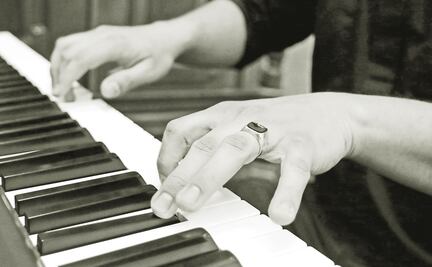 Médico ladrón es condenado a tocar el piano por 3 años en asilo para ancianos en EU