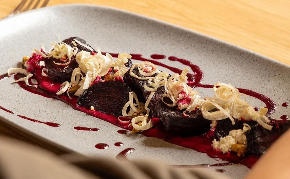 Ensalada de betabel rostizado. Foto: @gastronomiapalacio / Instagram