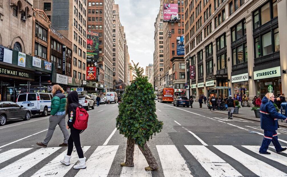 Tommy Liberto, conocido como Mr. Christmas Tree, cruza la Séptima Avenida mientras visita Nueva York desde Bel Air, Maryland. Foto: Julia Demaree Nikhhinson | AP (23/12/2024)