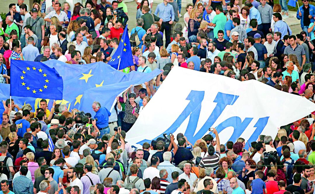 Partidarios del “sí” se manifestaron ayer frente al Parlamento griego, de cara al referéndum convocado para el próximo domingo que decidirá si se aceptan las condiciones de los acreedores para un rescate europeo (JEAN-PAUL PELISSIER / REUTERS)