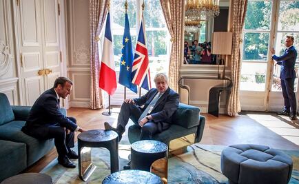 Boris Johnson pone los pies sobre la mesa en el palacio de Macron