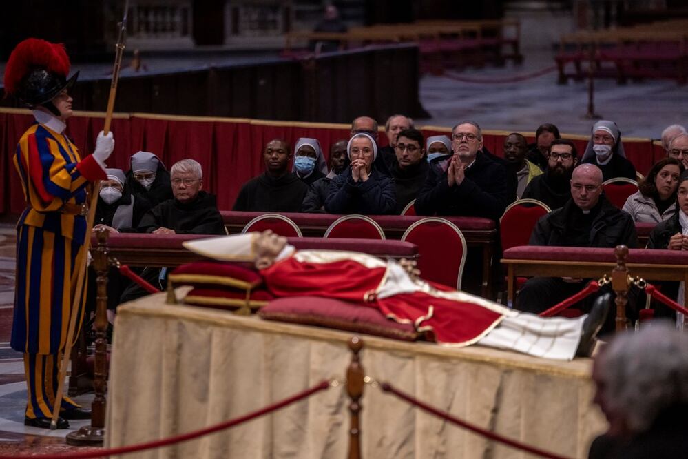 El cuerpo de Benedicto, en la Basílica de San Pedro. FOTO: Ben Curtis. AP