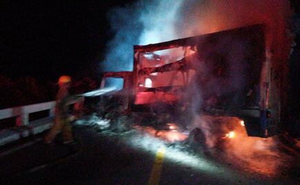 Sujetos armados bloquean carretera con camión de carga incendiado en Apatzingán