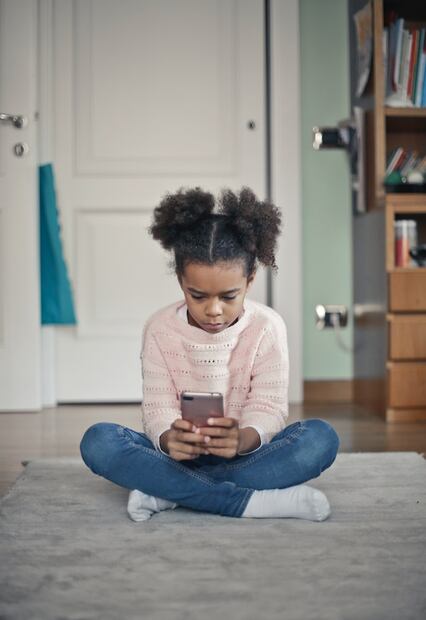 Generación Alfa crece limitada por la tecnología. Foto: Unsplash