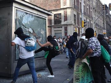 Embozados pintan edificios públicos y lanzan cohetón en marcha por 2 de Octubre