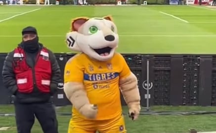 Botarga de Tigres realiza gesto obsceno a la afición de Rayados; el club investigará el caso