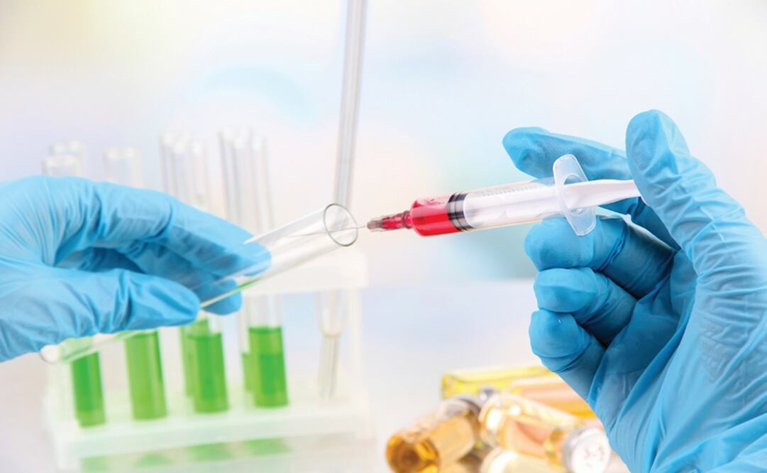 Technician injecting blood sample in test tube analysis – Photo: File photo/EL UNIVERSAL