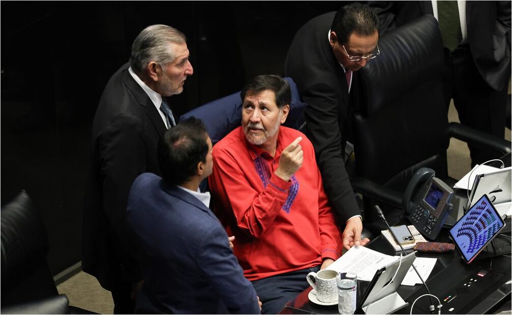 Noroña y Adán Agusto hablan en el Senado antes de la votación por la designación de la próxima titular de la CNDH. Foto: Diego Simón/EL UNIVERSAL