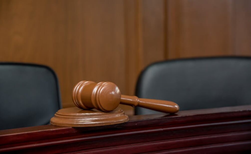 Juez suspende once procesos judiciales contra rector y exrector de la UAS. Foto: iStock