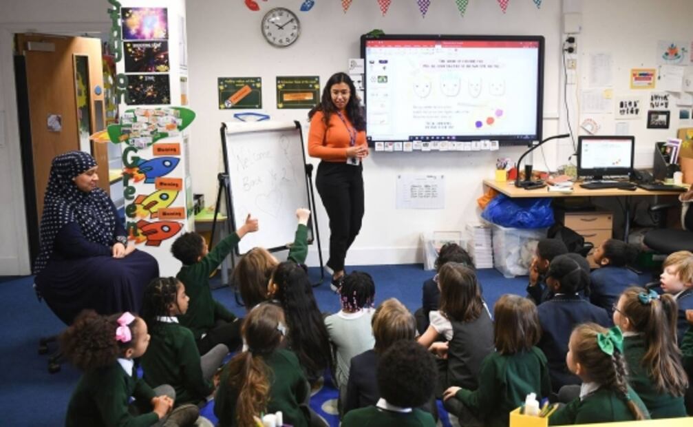 Escuelas de Inglaterra reabren con seguridad y tests masivos antiCovid