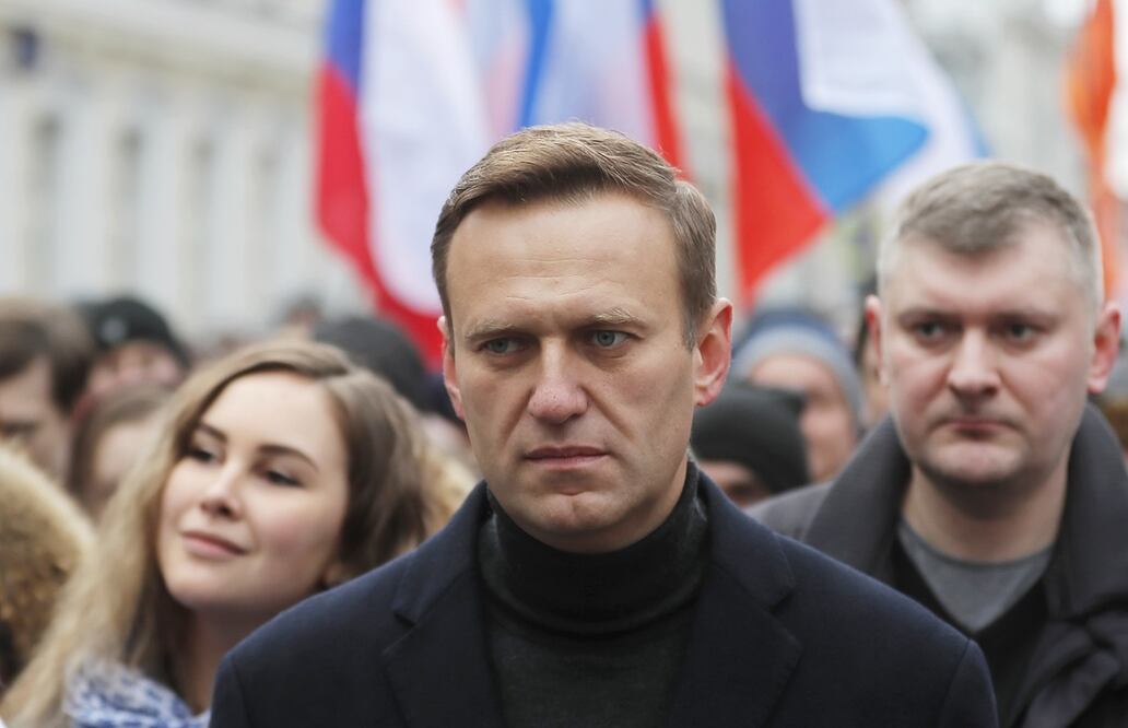 El líder de la oposición rusa y activista anticorrupción Alexey Navalny (centro) participa en una marcha en memoria de Boris Nemtsov para conmemorar el quinto aniversario de su asesinato en Moscú, en 2020. Foto: EFE