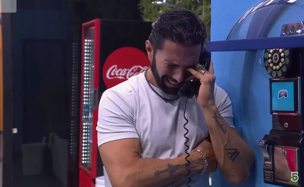 Poncho de Nigris al escuchar a su hijo Ponchito en una llamada telefónica.