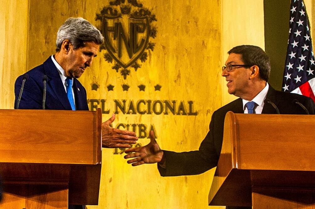 El jefe de la diplomacia de Washington saluda al canciller cubano Bruno Rodríguez (der.), durante una conferencia de prensa en la capital de la isla (LIU BIN. XINHUA)