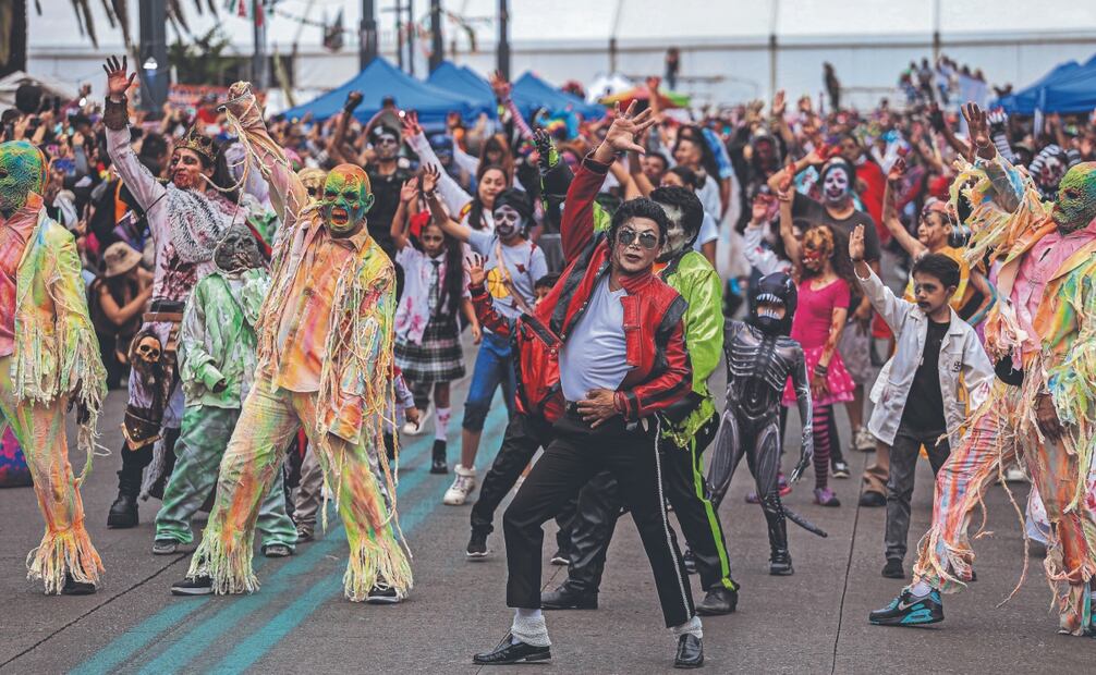 Un grupo de bailarines zombies y niños, encabezados por Michael Jackson, bailaron al ritmo de Thriller. FOTOS: GABRIEL PANO. EL UNIVERSAL