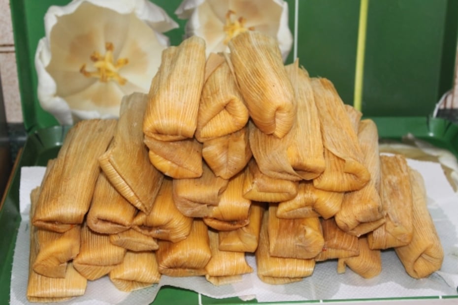 Prepara tamales rellenos de arroz con leche 