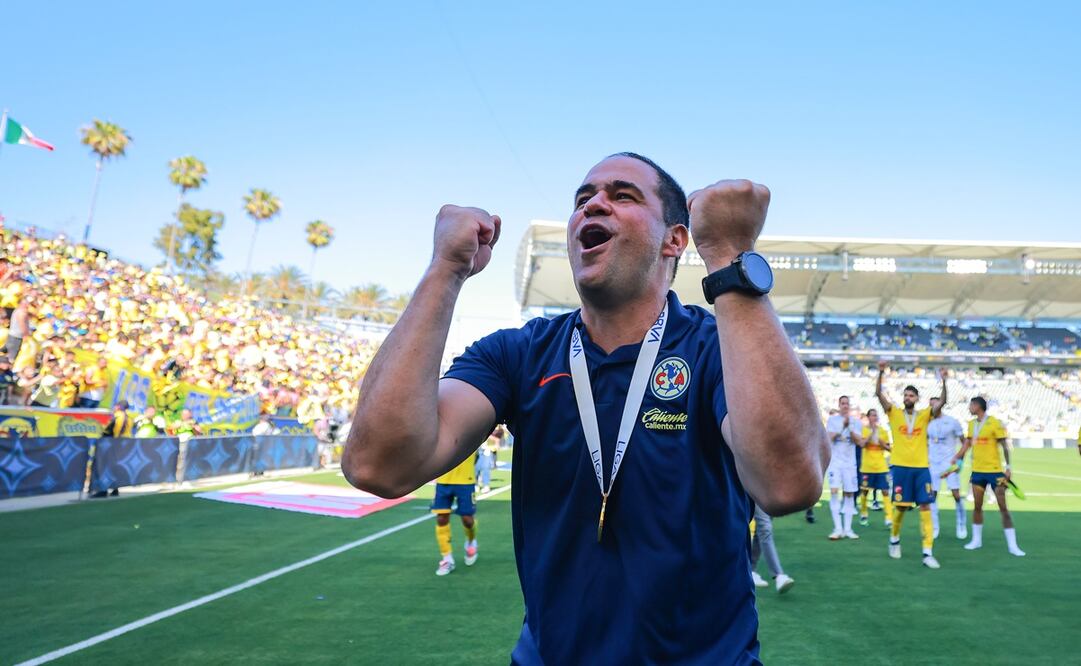 André Jardine, tras levantar el título de la Supercopa MX 2024 - Foto: Imago7