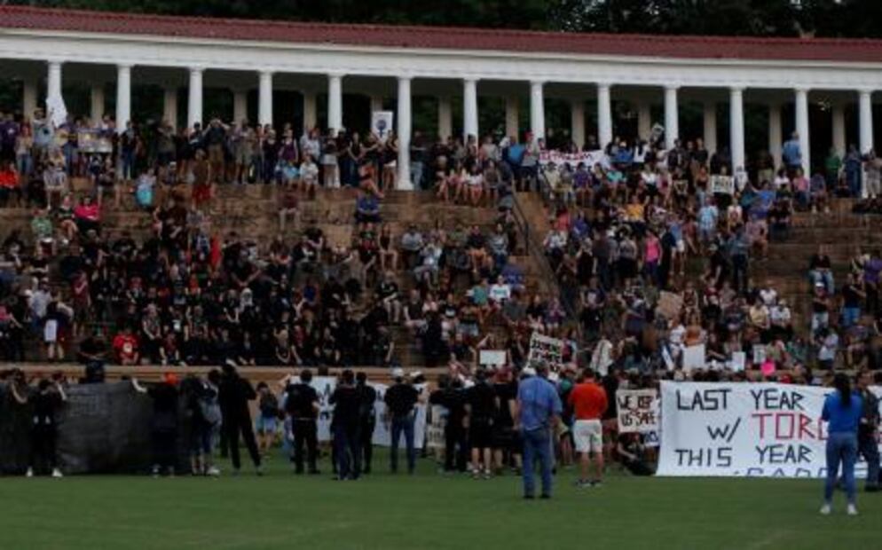 Marchan en Charlottesville contra supremacía blanca