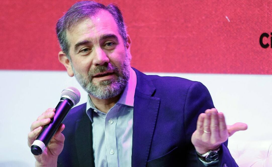 El presidente del Instituto Nacional Electoral (INE), Lorenzo Córdova, habla durante la presentación del libro "La Democracia no se toca", hoy, en la Ciudad de México (México). EFE/ Isaac Esquivel
