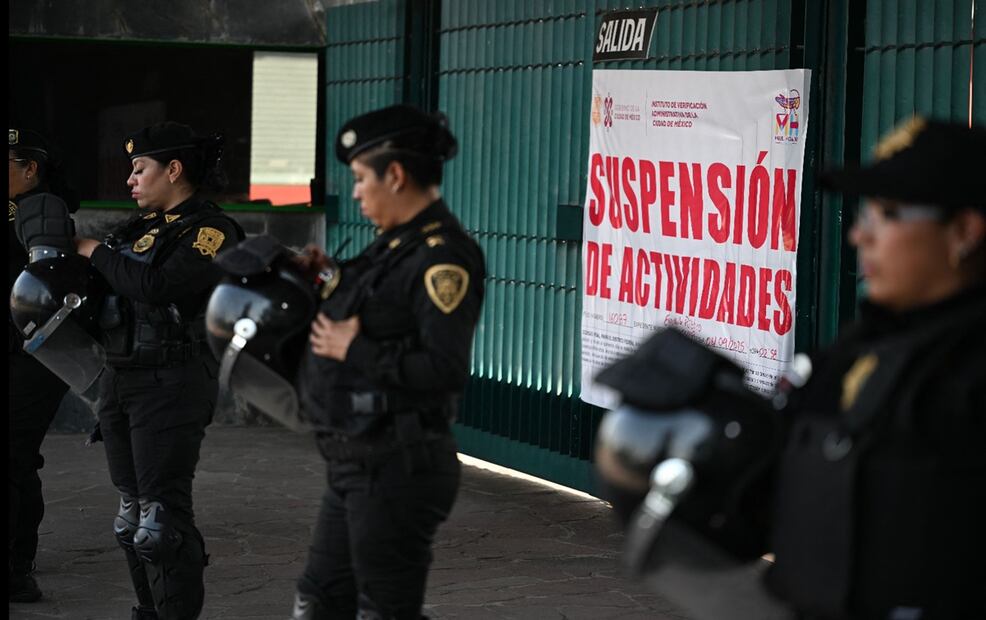 Policías resguardan la entrad del Parque Bicentenario, el domingo 6 de abril ,después de que fue clausurado por los hechos ocurridos durante el festival de música Axe Ceremonia. Foto: AFP archivo/EL UNIVERSAL