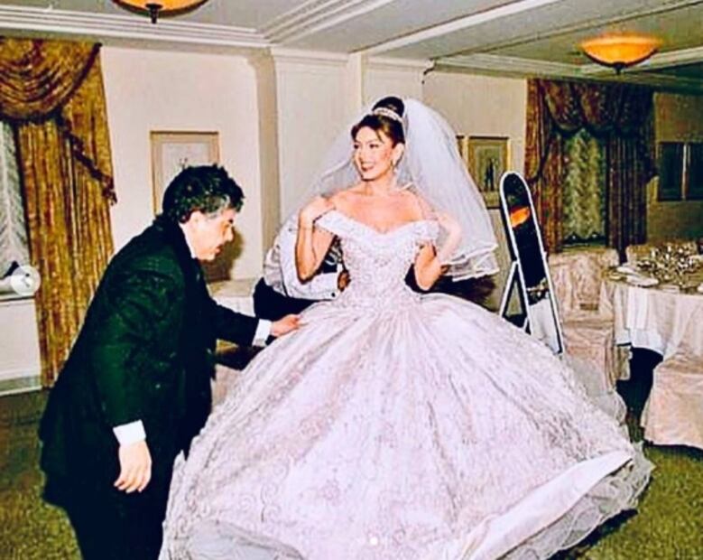 La foto de hace 22 años en la que Thalía destapó su mini cintura el día de su boda 