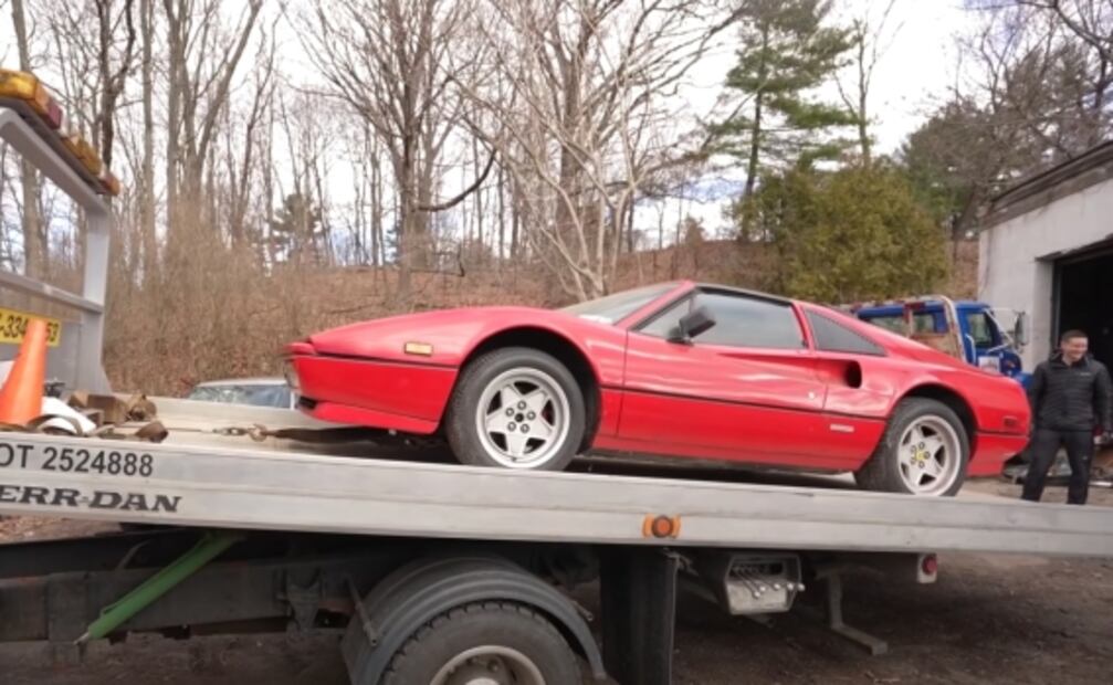 VIDEO: Así queda un Ferrari 328 abandonado tras su primera lavada