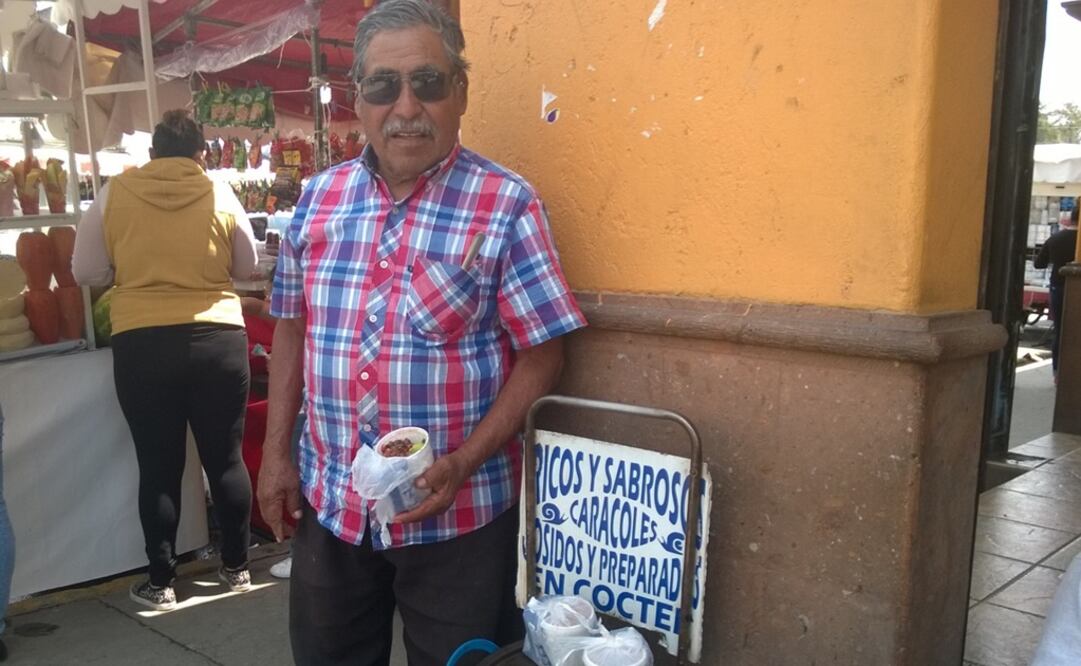 Mario Noriega lleva ocho años en la venta de caracoles (Foto: Juan Manuel Barrera)