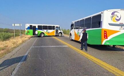 Pobladores bloquean carretera transístmica en el Istmo de Oaxaca; exigen justicia para una persona atropellada 