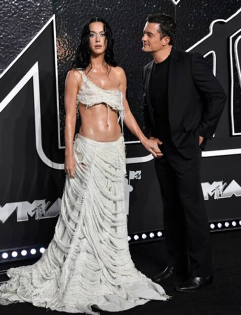Katy Perry apareció en compañía de su pareja, el actor Orlando Bloom. Foto: AP