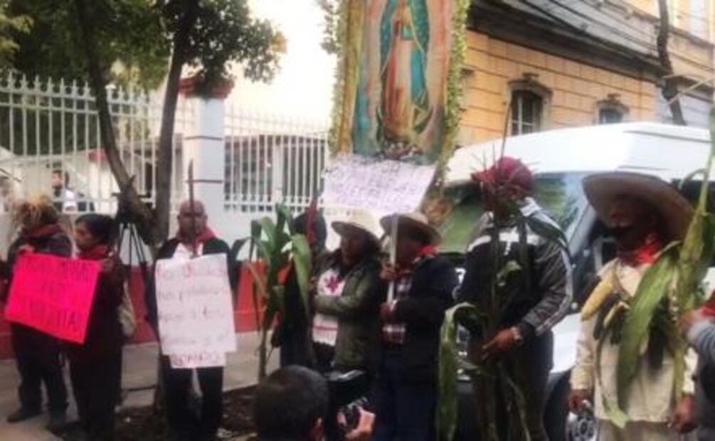 Comuneros de Atenco entregan documento en oficinas de AMLO y reclaman consulta