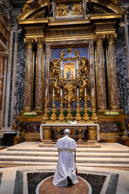 El papa León XIV reza en la Basílica de Santa María la Mayor de Roma, donde realizó una visita sorpresa dos días después de su elección. Foto: AP